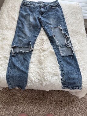 Black Men's Slim Ripped Jeans in Washed Blue